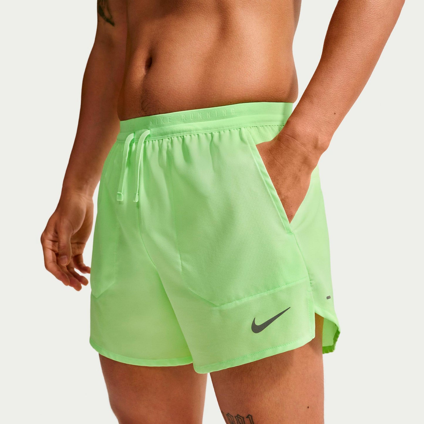 Nike STRIDE 5IN  Running shorts Men - light green, silver