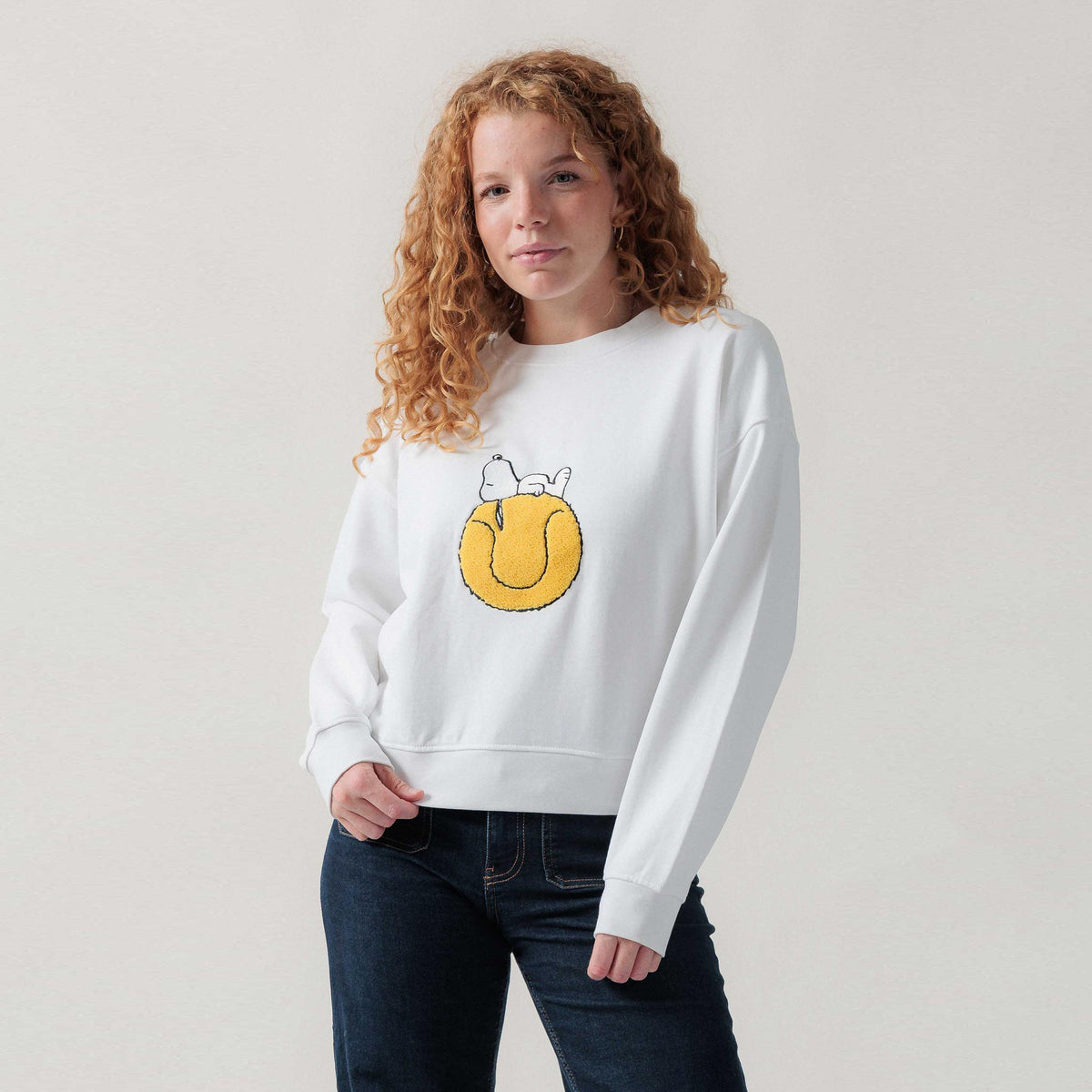 Lobster & Lemonade Snoopy Tennisball – '90 Short Sweatshirt Unisex - white
